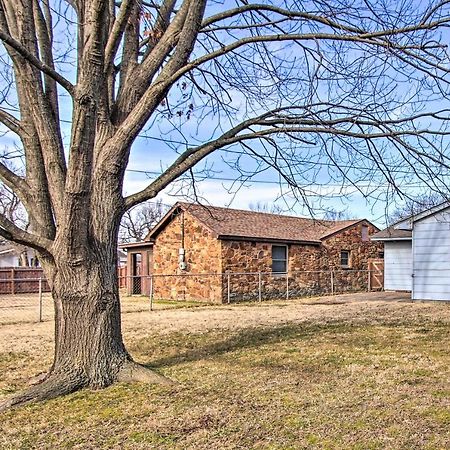 Dog-Friendly Bartlesville Retreat With Yard! ภายนอก รูปภาพ